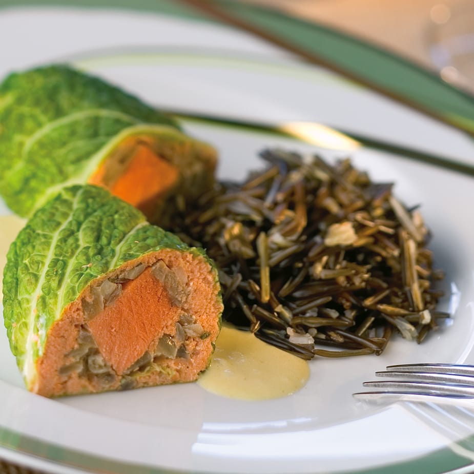 Lachs-Wirsing-Roulade mit Prosecco-Sauce