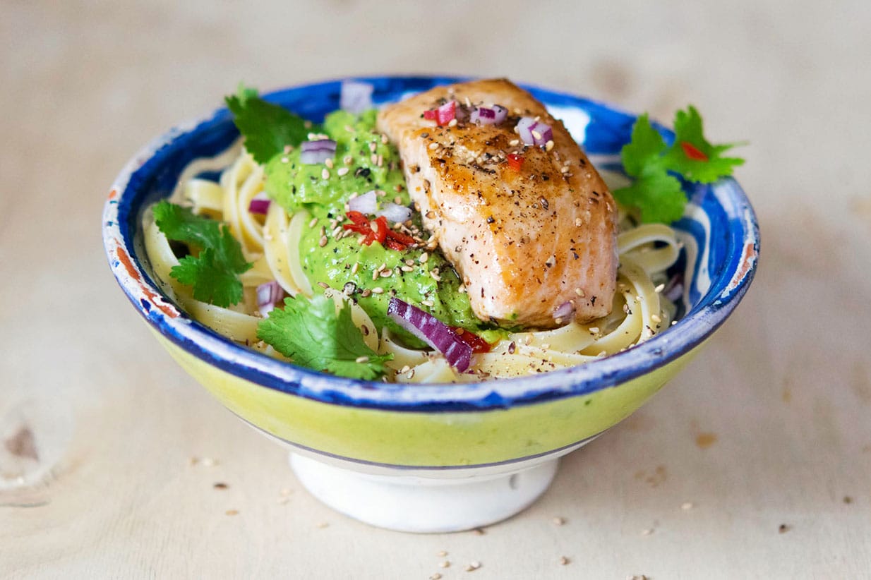 Tagliatelle mit Avocado-Limetten-Koriander-Creme und Wildlachs