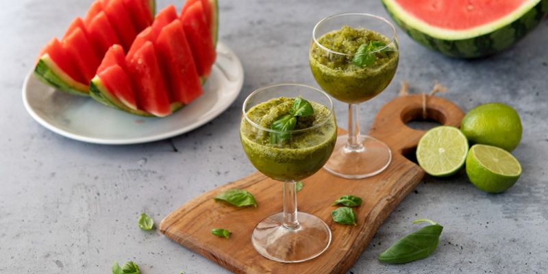 Wassermelonen-Spalten mit in zwei Gläsern angerichtetem Limetten-Sorbet