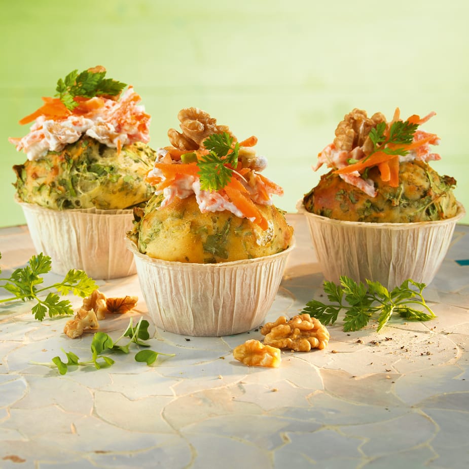 Wildkräuter-Muffins mit Möhren-Walnuss-Dip