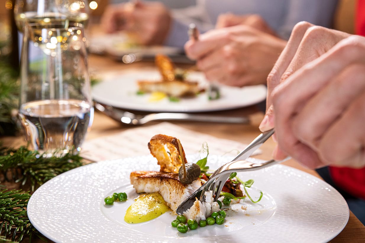 Zander mit Reiscreme, Erbsen, Brotchip und Tomatensalsa