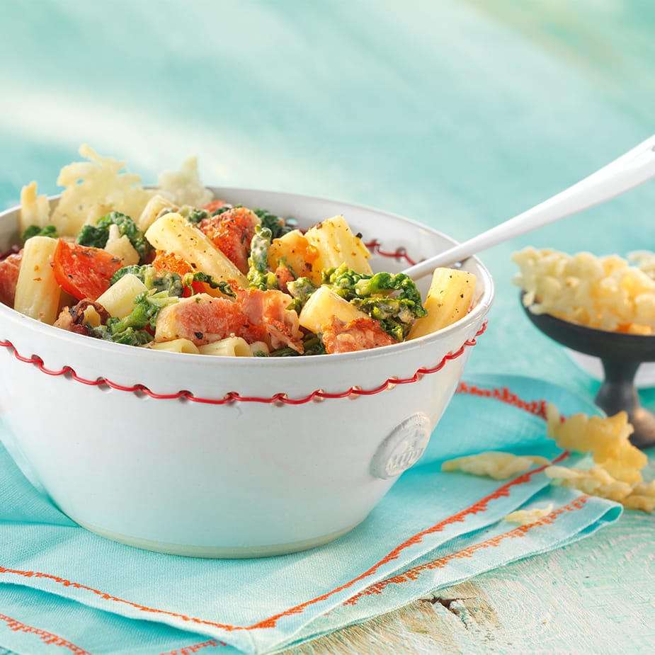 Maccheroni mit Spinat, Feigen, Tomaten, Schinken und Parmesan-Chips