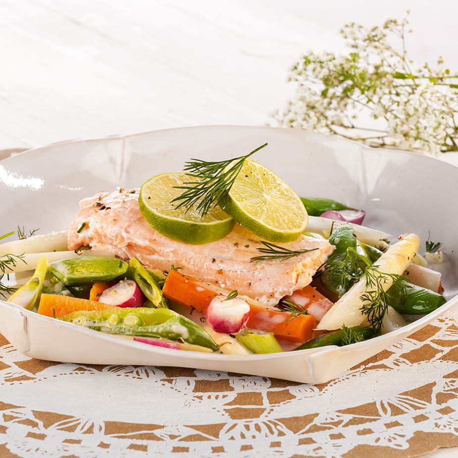 Lachs aus dem Ofen mit Frühlingsgemüse und Wasabi-Limetten-Sauce