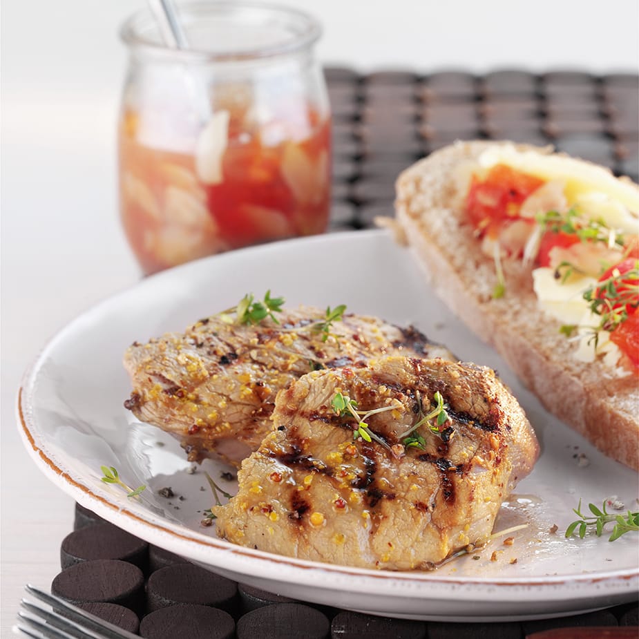 Gegrilltes Schweinefilet in Pfeffermarinade mit Tomatenmarmelade und Kresse