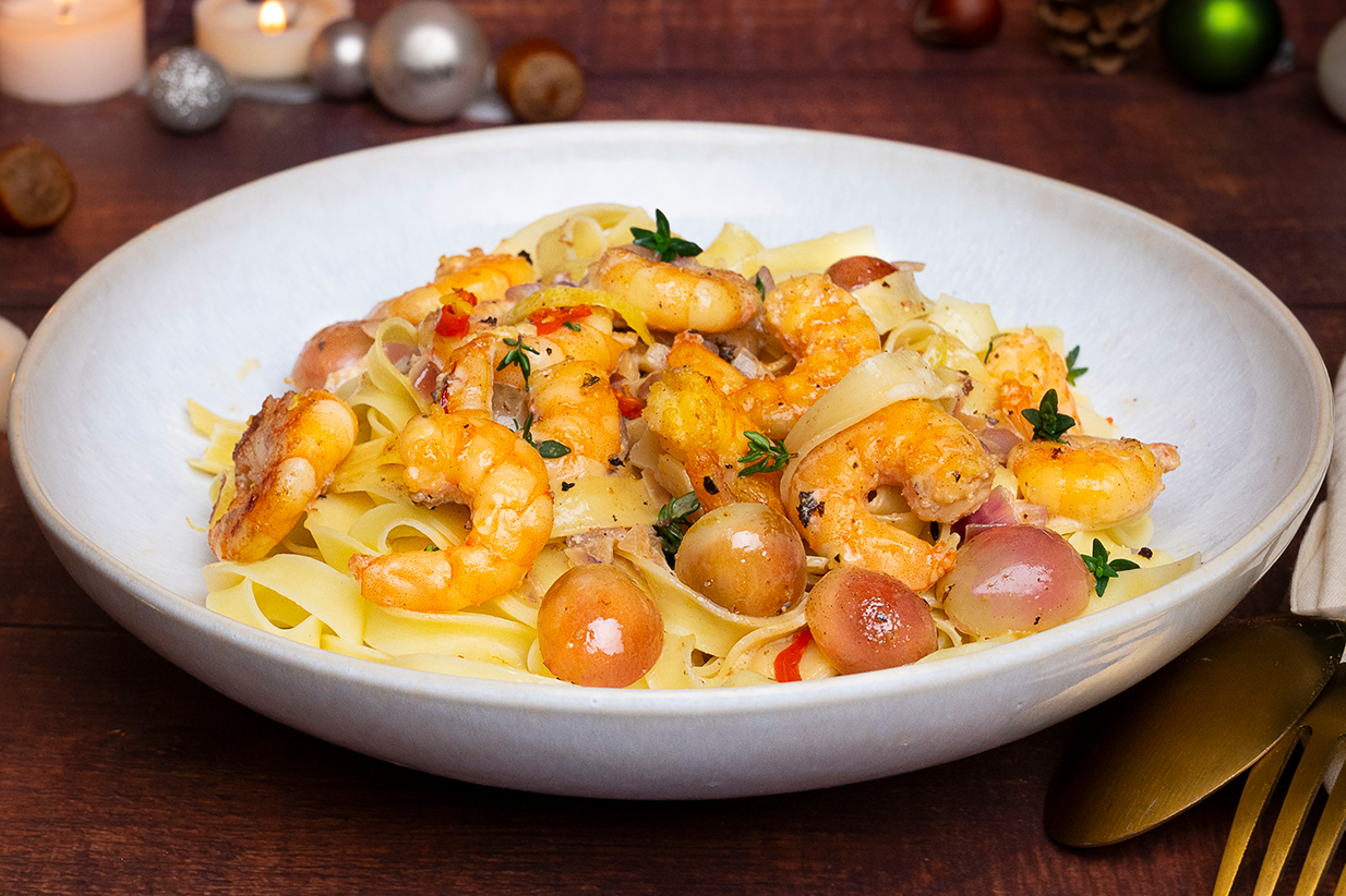 Nudeln mit Garnelen und Tomaten