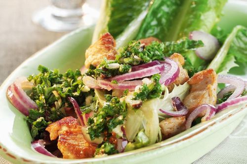 Gebratene Römersalatherzen mit Kräutervinaigrette und Putenwürfeln