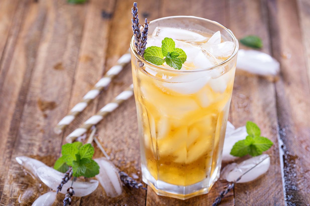 Eistee mit Eiswürfel in einem Glas