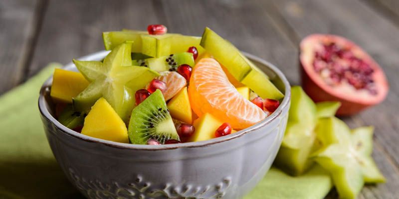 Erfrischender Obstsalat mit verschiedenen Früchten