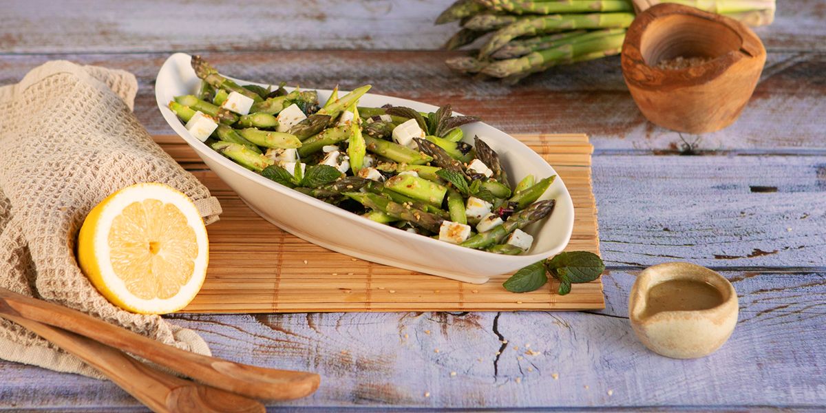 Spargel-Sesam-Salat mit Sesamöl, Schafskäse und Minze