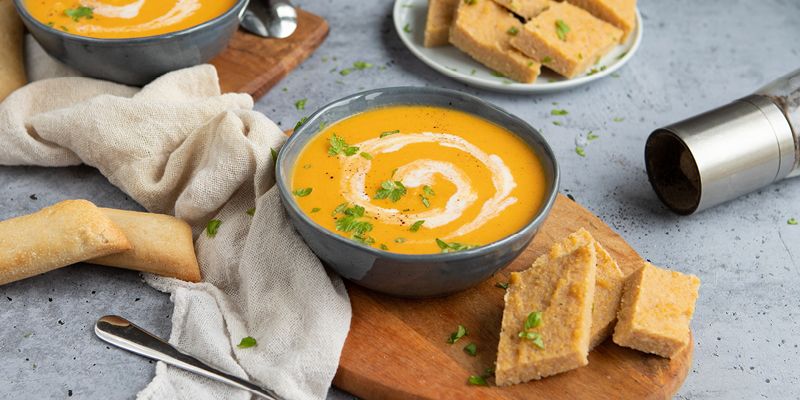 Möhrensuppe mit Polenta-Rauten