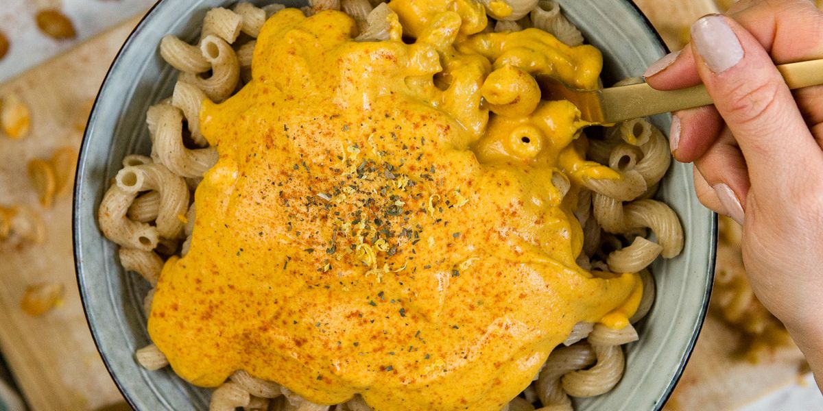 Eine große Portion veganes Mac’n’Cheese in einer Schüssel angerichtet