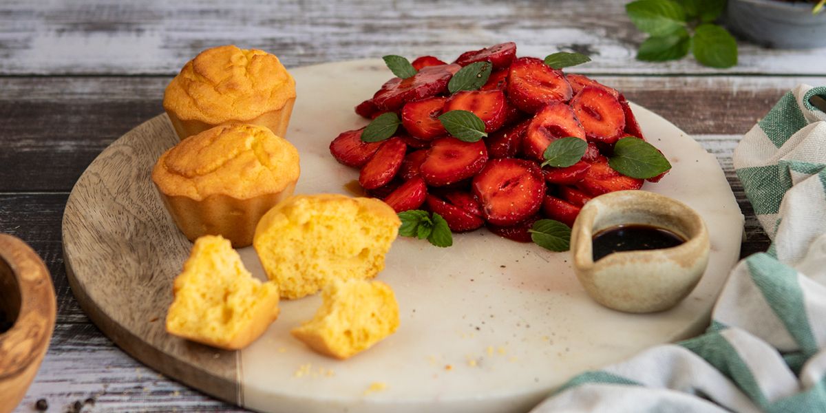 Polenta-Joghurttörtchen mit gepfefferten Erdbeeren