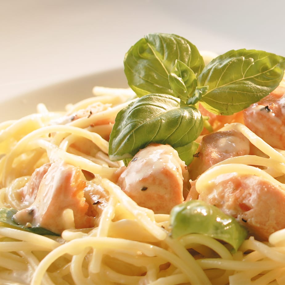 Gebratenes Filet vom Lachs auf Zitronen-Pasta