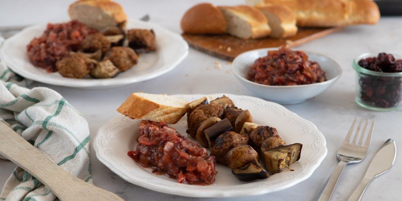 Vegane Grillspieße mit Seitanwürstchen, Aubergine und Champignons, dazu gibt es Tomatensalsa
