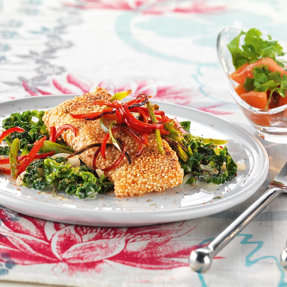 Lachs mit Chilistreifen, Spinat und Tomaten-Koriandersalat