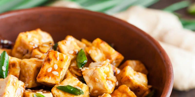 Tofuwürfel mit Sojasauce und Sesamwürfel