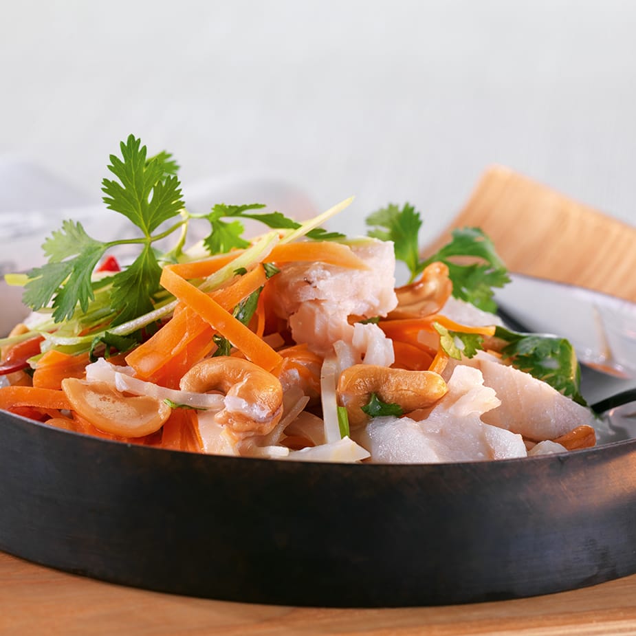 Fisch in Kokosmilch mit Cashewnüssen, Gemüse, Koriander und Reisnudeln
