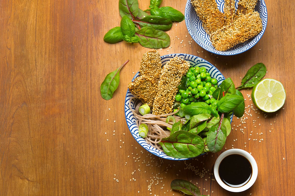 Grüne Soba-Bowl mit knusprigem Sesam-Tofu