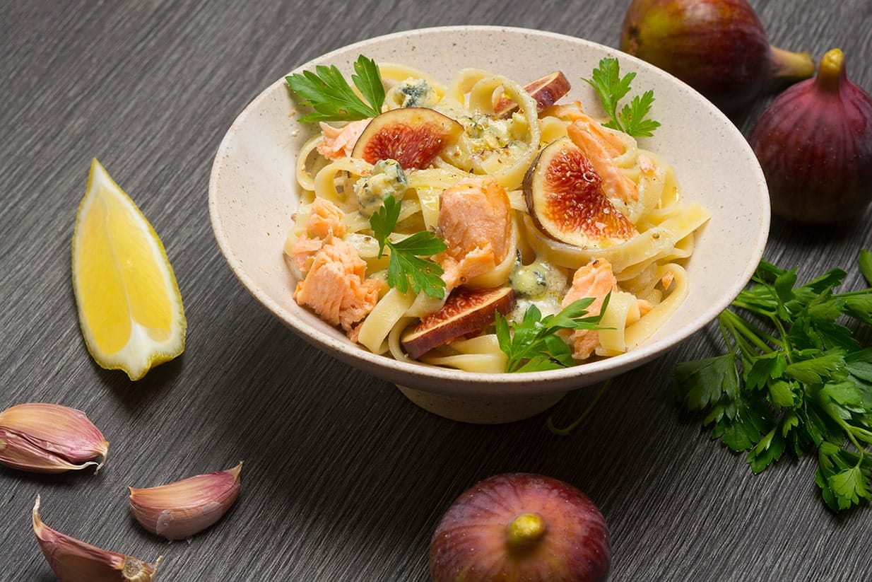 Lachs-Tagliatelle mit Blauschimmelkäse und Feigen