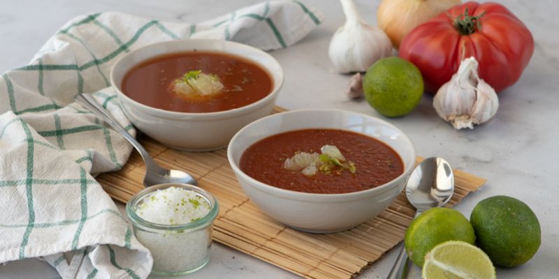 In zwei Schüsseln angerichtete Süß-Saure Tomatensuppe
