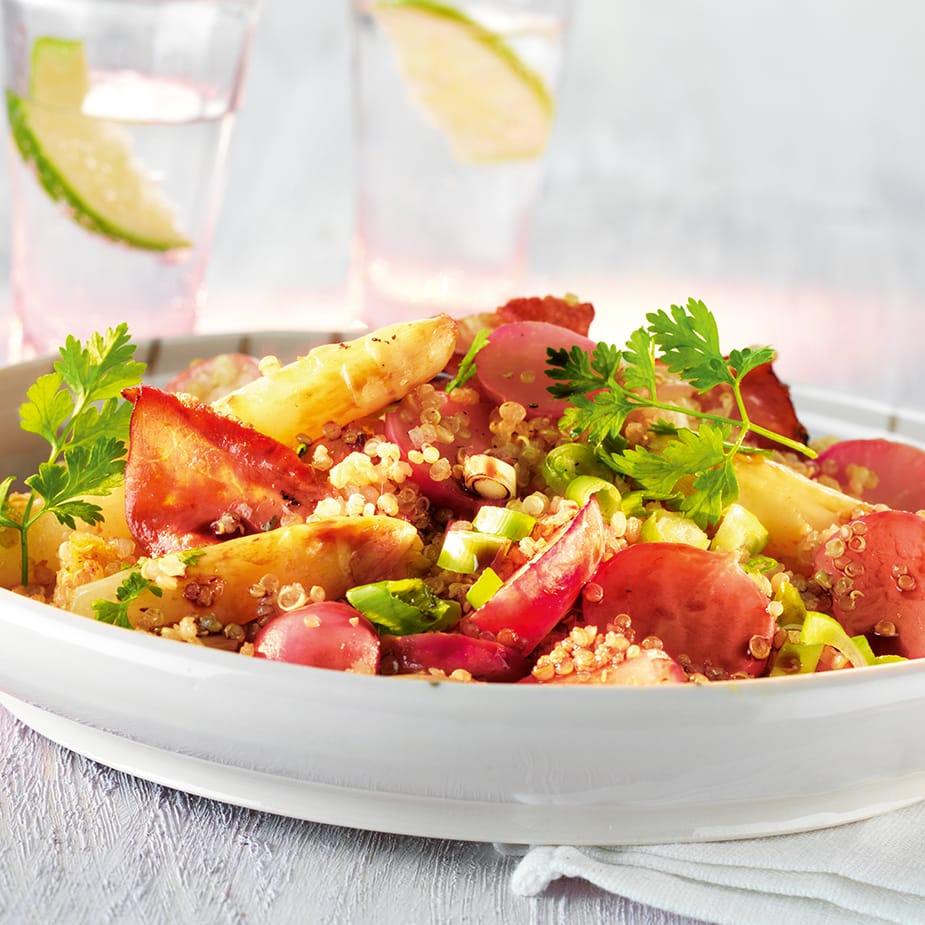Gebratener Quinoa mit Radieschen, Schinken und Spargel