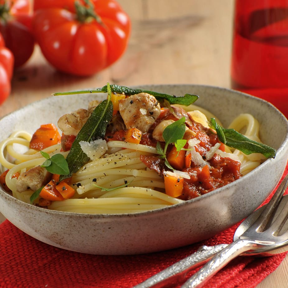 Nudeln mit Tomatensauce und Hähnchenbrust