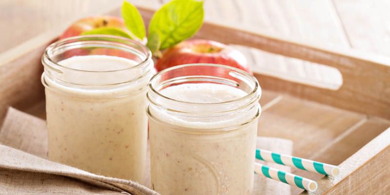 Bananen-Apfel-Smoothie mit Seidentofu im Glas