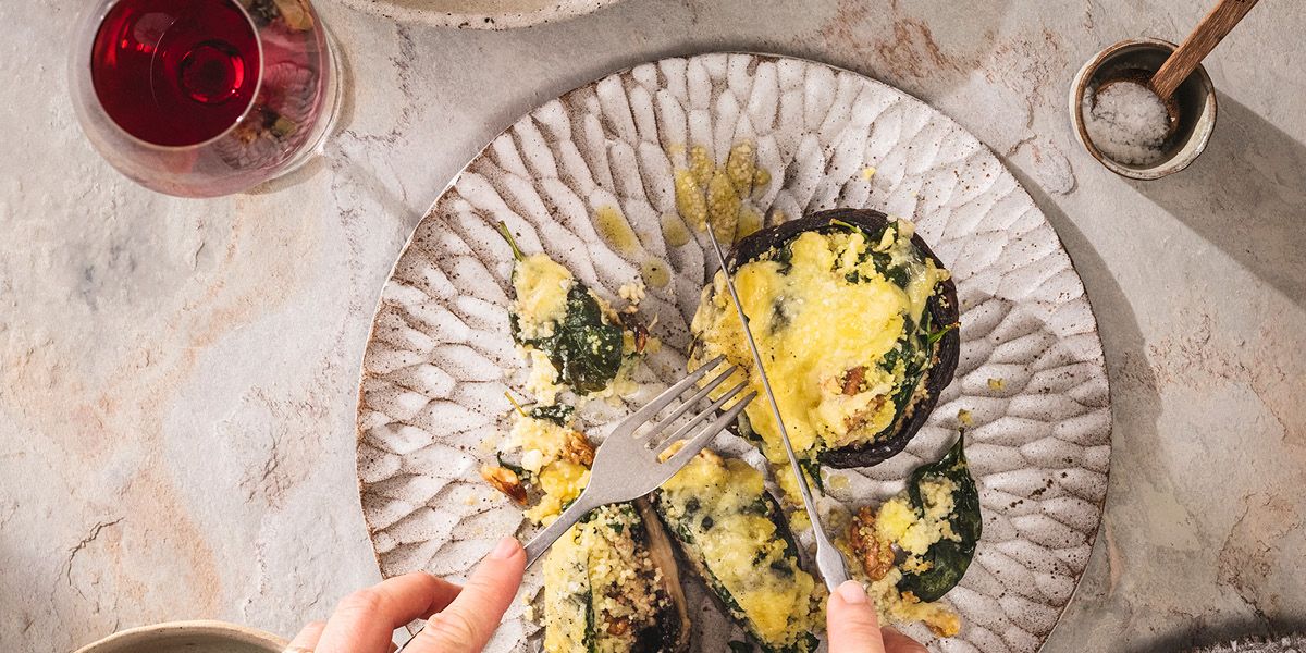 Große Portobello-Pilze gefüllt mit Couscous, Spinat und Walnüssen und überbacken mit Aurora Gold Jersey.