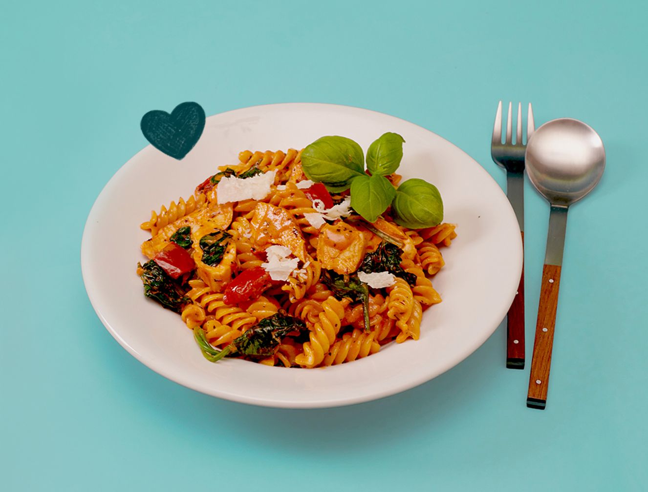 Pasta in einer Pfanne schön angerichtet