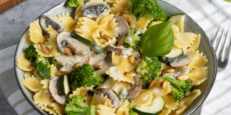 Farfalle mit Blauschimmelkäse, Pinienkernen und Brokkoli