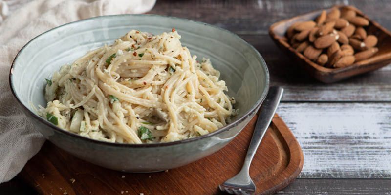 Spaghetti mit Kohlrabi und Mandelmussauce