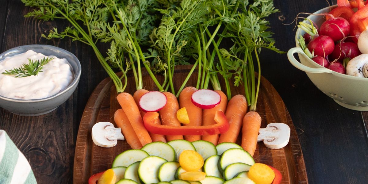 Buntes Gemüse dünn geschnitten mit Tomaten-Dip