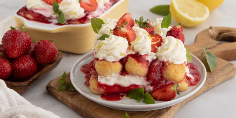 Löffelbiskuit mit Beerengrütze und Joghurt-Frischkäse-Creme