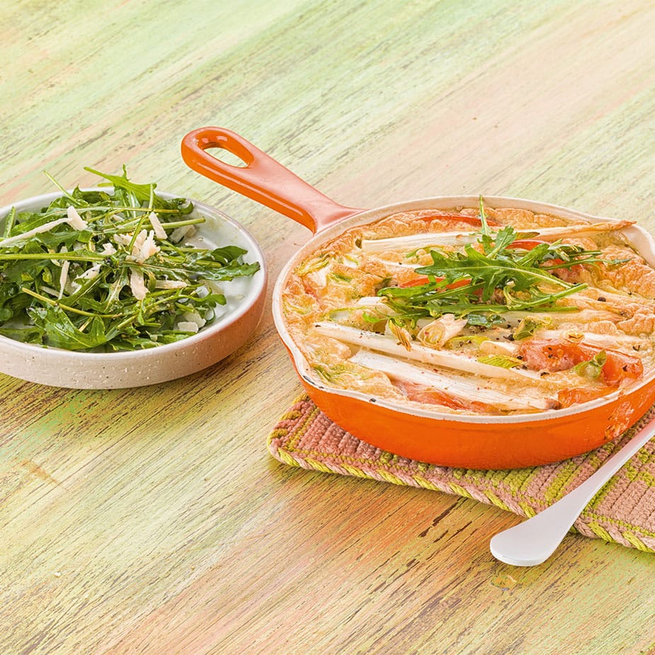 Spargel-Omelette mit Rucolasalat