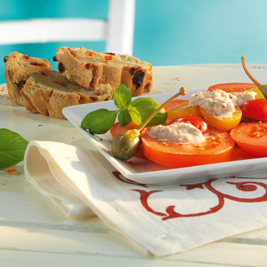 Tomatenscheiben mit Thunfischcreme, Basilikum und Kapern