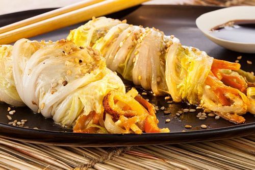 Frühlingsrollen mit Gemüse und Sojasauce