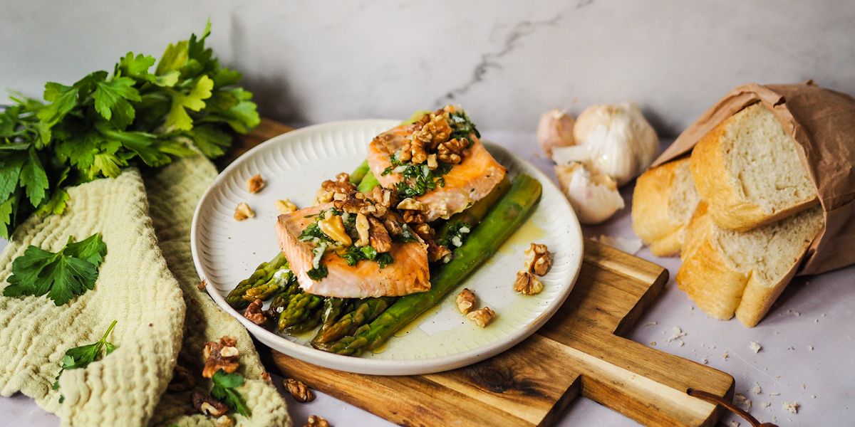 Lachs auf grünem Ofenspargel