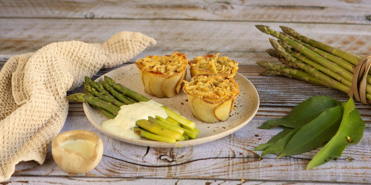 Grüner Spargel mit veganer Sauce Hollandaise und Kartoffelrosen