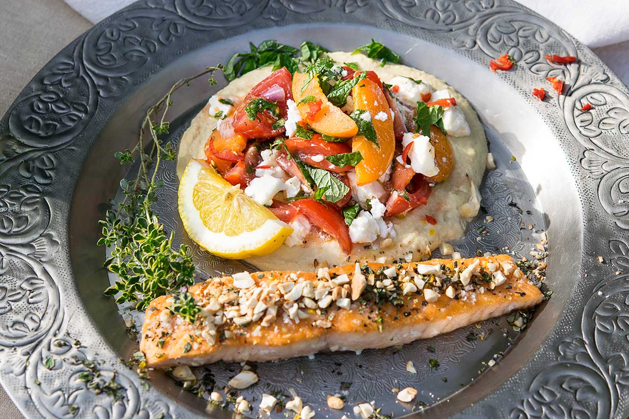 Lachs mit Tomaten-Minz-Salat und Feta auf Hummus